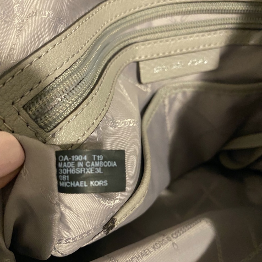 Michael Kors Raven Large Shoulder Tote - Picture 5 of 6
